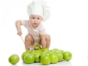 Мальчик и яблоки для статьи "Как питаться, чтобы поправиться" фото