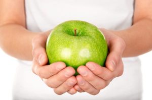 Яблоко в ладонях для статьи "Пищевая ценность яблок" фото