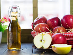 Сброженный яблочный сок в бутылке и яблоки фото