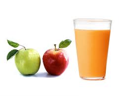 Яблочный джус в стакане и два яблока фото