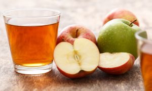 Яблочный сок с сахаром в стакане и яблоки фото