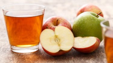Яблоки и яблочный сок с сахаром в стакане фото