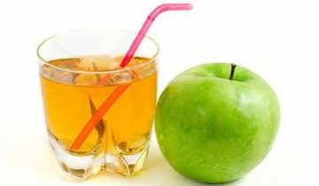 Натуральный яблочный сок в стакане