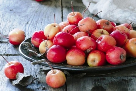 Райские яблоки на блюде для варенья фото